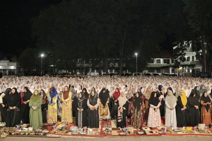 Ribuan nyai, ning, dan santriwati Ponpes Putri Zainul Hasan Genggong, Probolinggo mendukung capres Prabowo Subianto.