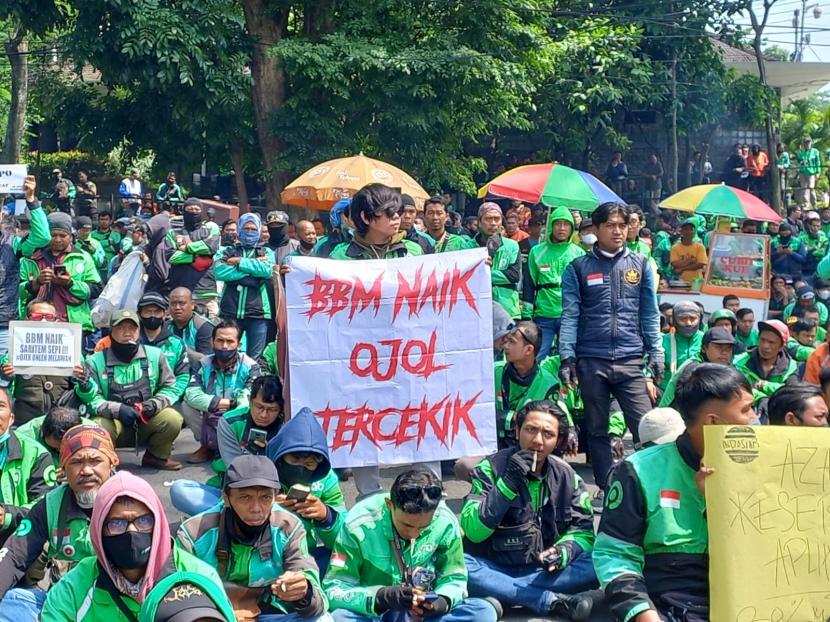 Ribuan ojek online (ojol) melakukan aksi demonstrasi di Jalan Diponegoro, Kota Bandung tepatnya di depan kantor Gedung Sate, Provinsi Jawa Barat, Rabu (21/9/2022). 