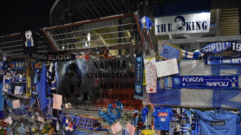 Ribuan orang berkumpul di sekitar Stadion San Paolo untuk memberikan penghormatan terakhir kepada legenda sepak bola Argentina Diego Armando Maradona di Napoli, Italia pada 26 November 2020.