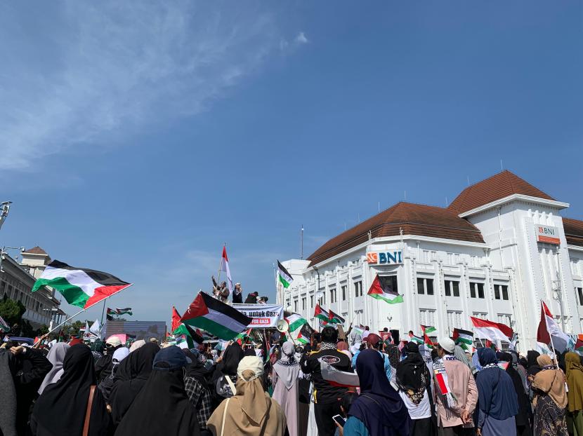 Ribuan orang berkumpul di Titik Nol KM Yogyakarta pada Aksi Palestina, Ahad (19/5/2024). 