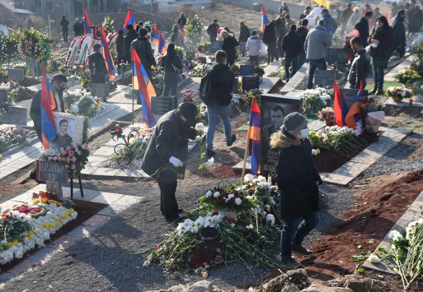 Ribuan orang di Yerevan memperingati para tentara yang tewas dalam konflik enam pekan di wilayah Nagorno-Karabakh, Sabtu (19/12).