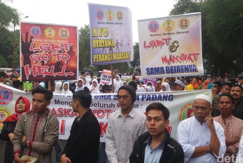 Ribuan orang ikut turun ke jalan di kota Padang untuk menyaksikan penandatanganan deklarasi anti kemaksiatan.