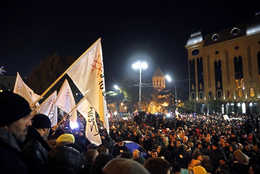 Ribuan orang melakukan unjuk rasa di depan Gedung Parlemen di Tbilisi, Georgia pada Senin (25/11).