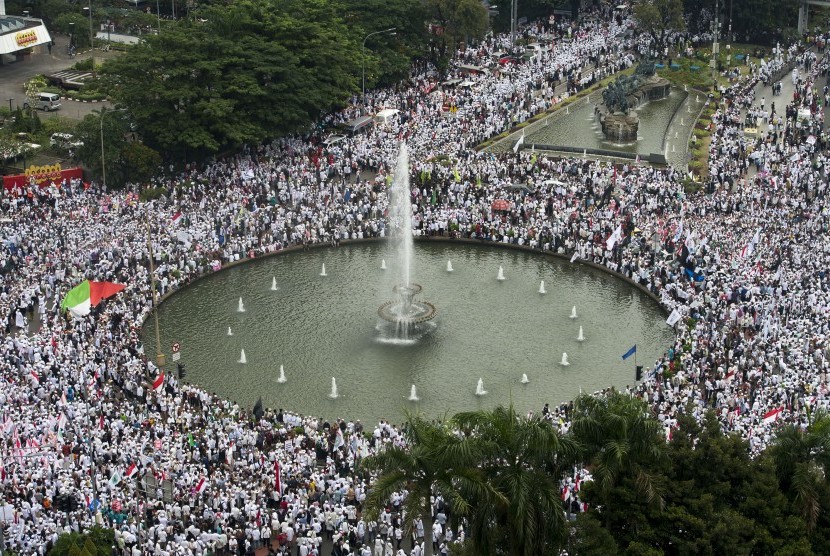 Thousands of people gathered around the Bank Indonesia's Roundabout Fountain before heading to Medan Merdeka Barat Streeat, near the Merdeka Palace on Friday (11/4). 