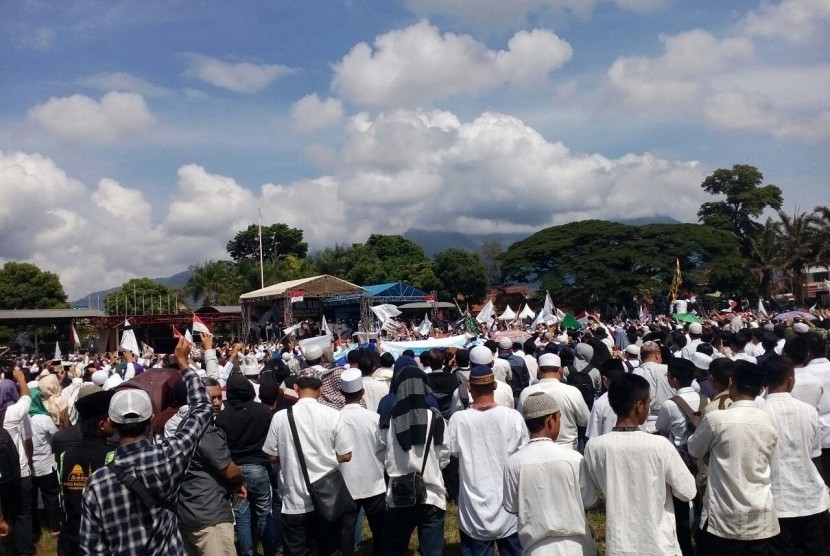 Ribuan orang memadati Lapangan Kerkof, Kecamatan Taragong Kidul, Kabupaten Garut, Jawa Barat pada Sabtu, (11/11). 