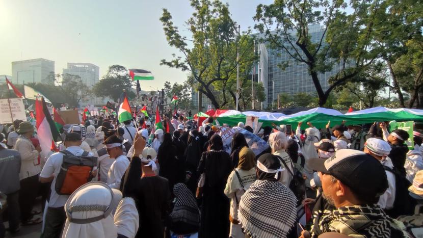 Ribuan orang membeludak menyuarakan dukungan pada Palestina di depan kedutaan besar Amerika Serikat, 