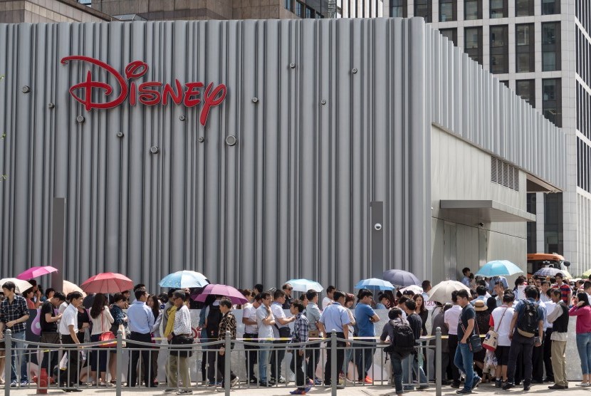 Ribuan orang mengantri masuk toko Disney pertama di daratan Cina dan yang terbesar di dunia. Toko Disney Shanghai dibuka sejak 2 Mei 2016.