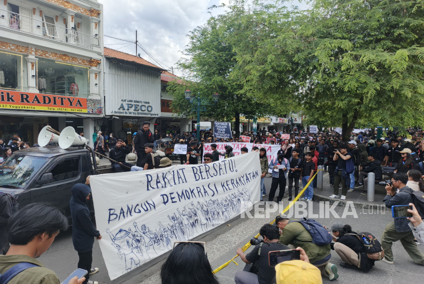 Ribuan orang menggelar aksi demonstrasi Jogja Memanggil di Malioboro hingga Titik 0 KM pada Kamis (20/2/2025). Mereka menyampaikan 10 poin persoalan yang menjadi alasan ketidakpercayaan terhadap pemerintahan Prabowo-Gibran.