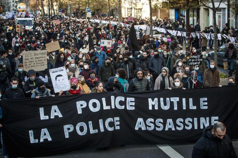 Ribuan orang menggelar unjuk rasa di beberapa kota di seluruh Prancis.