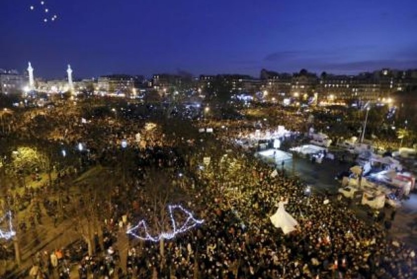 Ribuan orang mengikuti aksi solidaritas mengenang penembakan di kantor Charlie Hebdo dengan turun ke jalanan kota Paris, Ahad malam (11/1) waktu setempat.