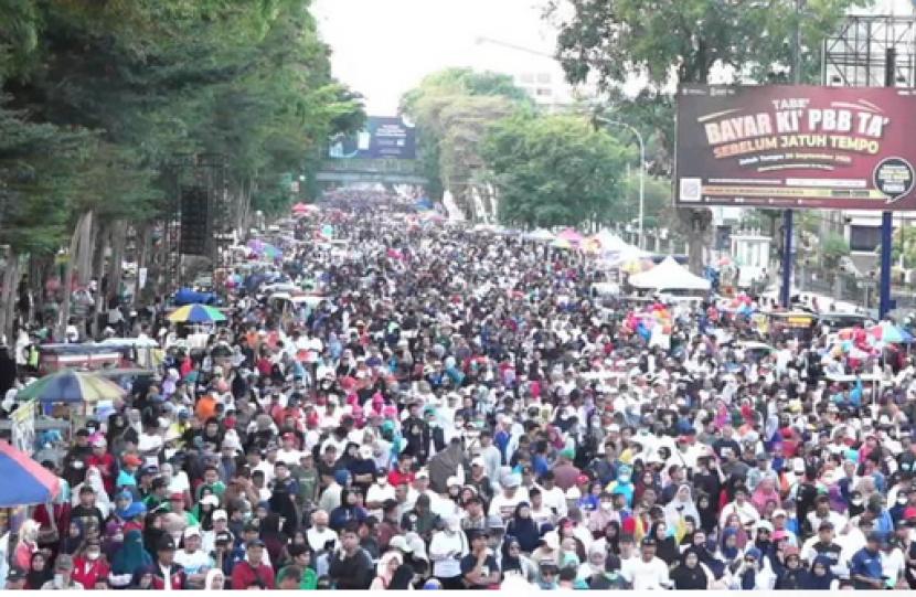 Ribuan orang mengikuti Jalan Gembira Bersama  Anies-Muhaimin di Makassar, Ahad (24/9/2023)