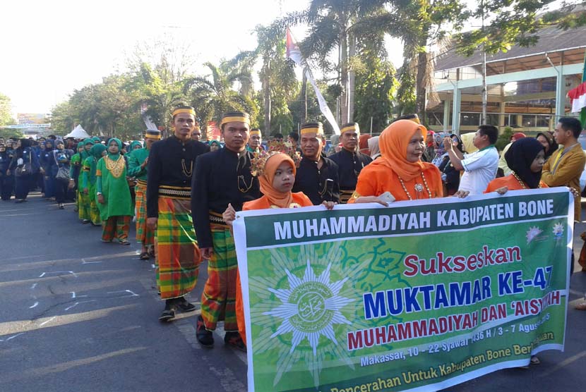Ribuan orang mengikuti karnaval guna menyambut penyelenggaraan Muktamar Muhammadiyah di Makassar, Sulawesi Selatan, Sabtu (1/8). 