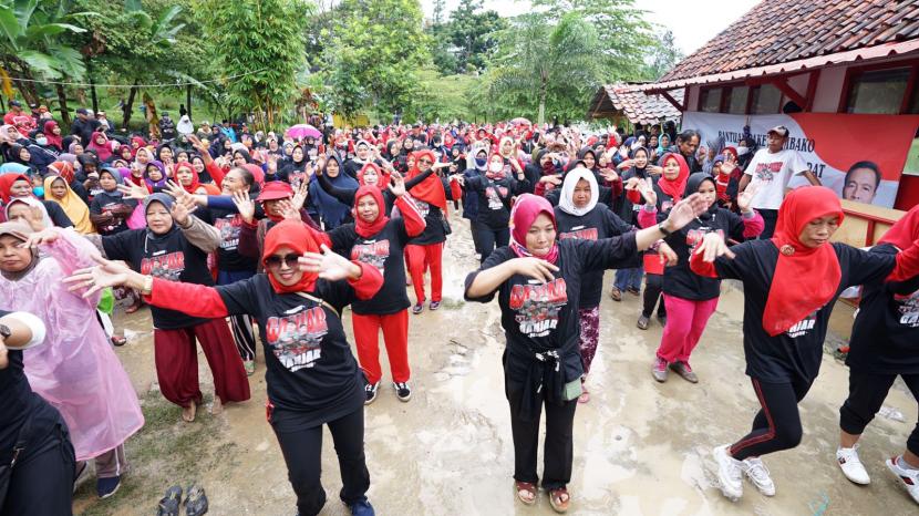 Ribuan orang mengikuti Senam Sehat Bersama di Kecamatan Cipongkor, Kabupaten Bandung Barat, Jawa Barat, pada pada Ahad (12/2/2023). 