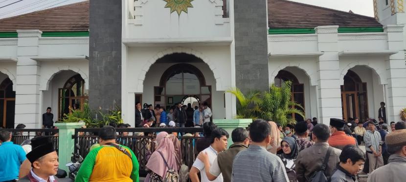 Ribuan orang mengiringi pemakaman KH Aceng Zakaria di Kecamatan Tarogong Kaler, Kabupaten Garut, Selasa (22/11/2022).