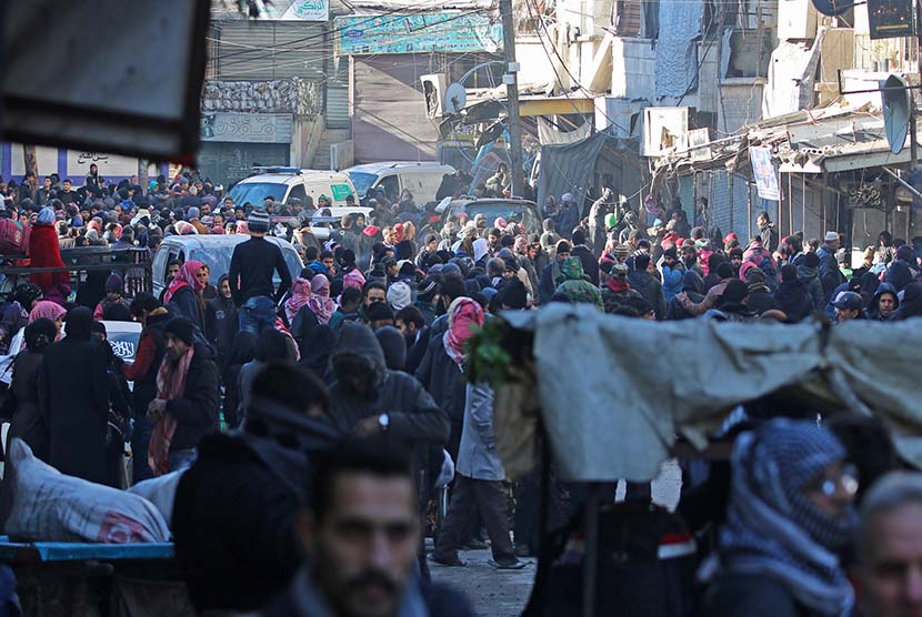 Ribuan orang penduduk sipil di Aleppo bersiap untuk dievakuasi pada Kamis (15/12).