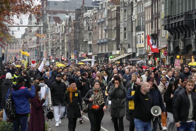 Ribuan orang turun ke jalan memprotes pembatasan sosial Covid-19 di Amsterdam, Belanda, Sabtu (20/11).