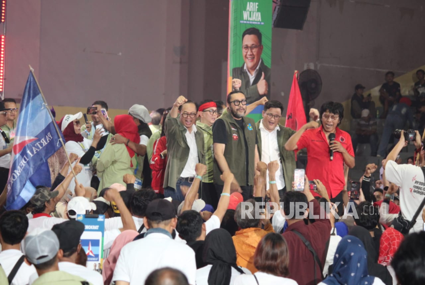 Ribuan orang turut memadati GOR Pajajaran, Kota Bandung, Sabtu (9/11/2024), meramaikan Festival Asikk yang digelar Pasangan Calon (Paslon) Dandan Riza Wardana - Arif Wijaya.