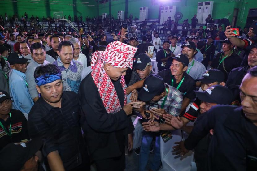 Ribuan orang yang terdiri dari kepala desa (kades) se-Banten, jawara, hingga pegiat seni menyambut meriah kedatangan bakal calon presiden (bacapres) 2024 dari PDIP, Ganjar Pranowo di Provinsi Banten, Sabtu (27/5/2023) malam WIB.