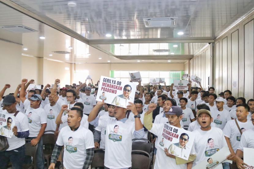 Ribuan orang yang tergabung dalam Gerakan Buruh, Petani, dan Nelayan (Gerilya) 08 siap memenangkan Prabowo Subianto.