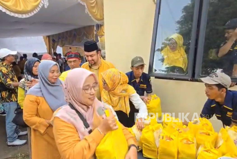 Ribuan paket sembako dibagikan gratis kepada masyarakat dalam perayaan HUT ke-61 Partai Golkar, Senin (29/9/2025).