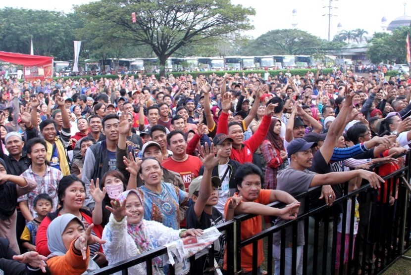 Ribuan pedagang jamu mengikuti mudik gratis yang digelar PT Sido Muncul di TMII, Jakarta Timur, Jumat (1/7).