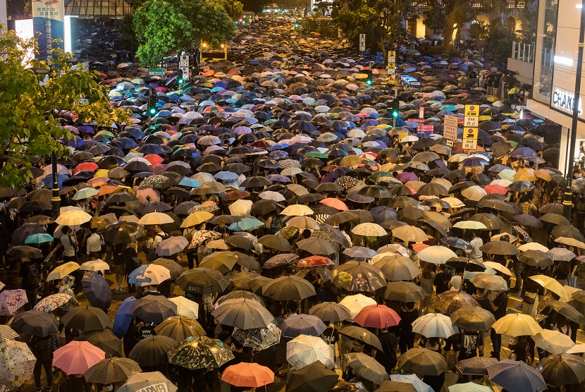 Ribuan pegawai negeri sipil bergabung dalam protes anti-pemerintah di Hong Kong pada Jumat (2/8) untuk pertama kalinya, setelah pemrotes memulai unjuk rasa dua bulan lalu.