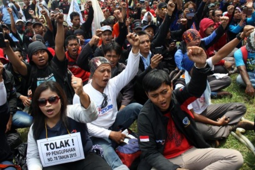 Ribuan pekerja dari berbagai serikat buruh meneriakkan yel yel sebelum melakukan longmarch di kawasan Tambun, Bekasi, Jawa Barat, Kamis (19/11).