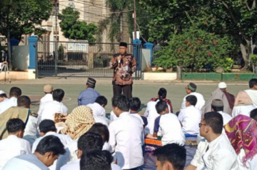 Ribuan pelajar di Kota Depok menggelar doa dan zikir bersama agar terhindar dari wabah virus Corona, Jumat (6/3).(Republika/Rusdy Nurdiansyah)