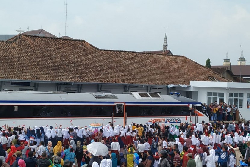 Ribuan pelajar menyambut kedatangan Kereta Inspeksi yang melakukan uji coba jalur reaktivasi di Stasiun Garut, Rabu (19/2). 