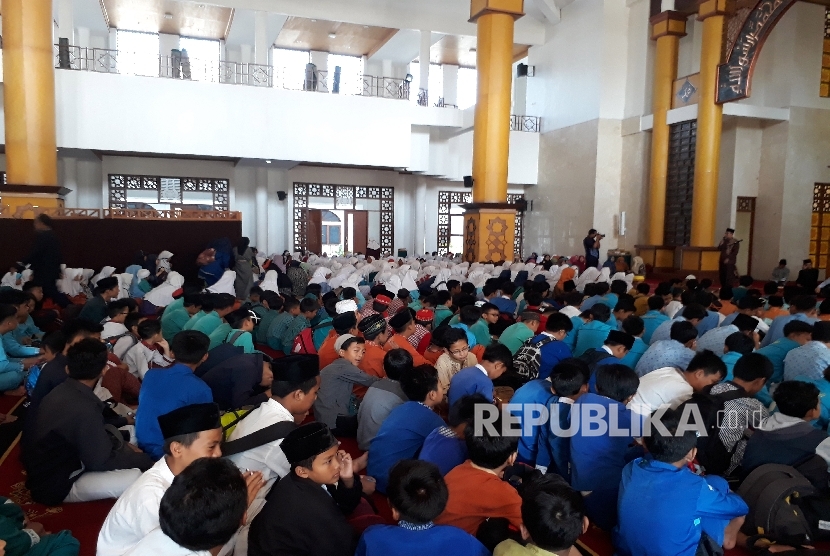 Ribuan pelajar SD dan SMP di Kota Sukabumi mengikuti kegiatan keagamaan. (Ilustrasi)