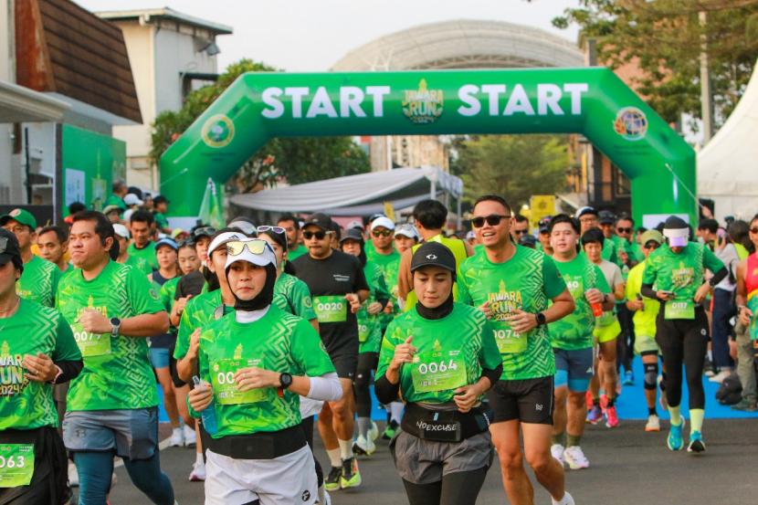 Ribuan pelari dari berbagai komunitas lari hingga sejumlah atlet lari nasional memeriahkah Jawara Run 2024 yang dihelat di Broadway, The FlavorBliss Alam Sutera, Sabtu (14/9/2024).