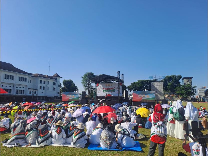 Ribuan pelari ikuti Run for Palestine 2024 di Lapangan Atletik Pajajaran, Kota Bandung, Ahad (15/9/2024).