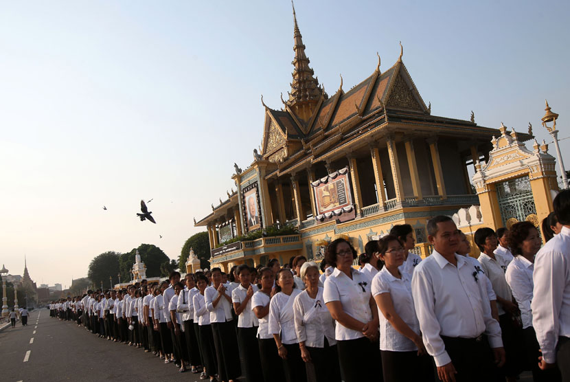 Ribuan pelayat berkumpul di Istana Kerajaan dan menunggu antrean untuk memberikan penghormatan terakhir kepada mantan Raja Kamboja Norodom Sihanouk di Phnom Penh, Sabtu (2/2).   (AP/Wong Maye-E)