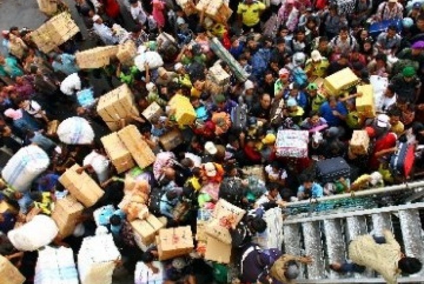 Ribuan pemudik antre memasuki KM Gunung Dempo, Pelabuhan Tanjung Priok, Jakarta, Senin (22/8). Kapal berkapasitas 2.500 orang ini melayani rute pelayaran dari Tanjung Priok menuju sejumlah kawasan Indonesia Timur seperti Surabaya, Makassar, Ambon dan Papua