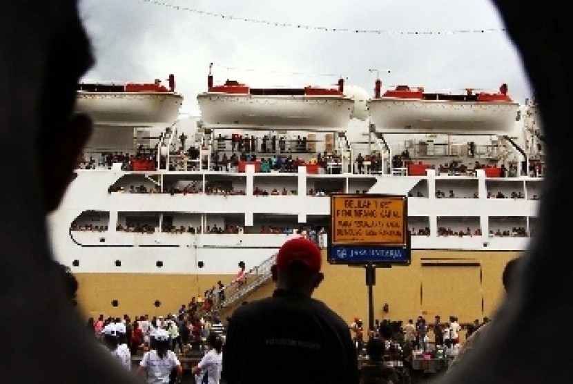  Ribuan pemudik berdesakan untuk naik ke KM Dobonsolo yang akan berangkat dari Pelabuhan Yos Sudarso Ambon, Maluku.