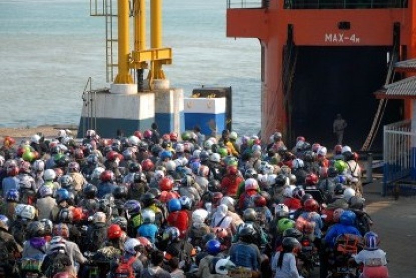 Ribuan pemudik bermotor antre masuk ke dalam kapal di pelabuhan Bakauheni, Lampung, Ahad (4/9). Puncak arus balik Lebaran dari Bakauheni menuju pelabuhan Merak, Banten, terjadi Ahad.