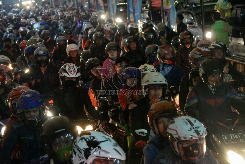 Ribuan pemudik dengan mengendarai sepeda motor antre untuk memasuki kapal feri di Pelabuhan Merak, Banten, Rabu (15/7).