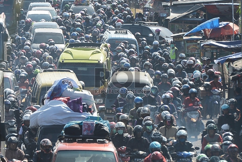  Ribuan pemudik motor mulai memadati Kota Cirebon, Jawa Barat, Rabu (15/7).