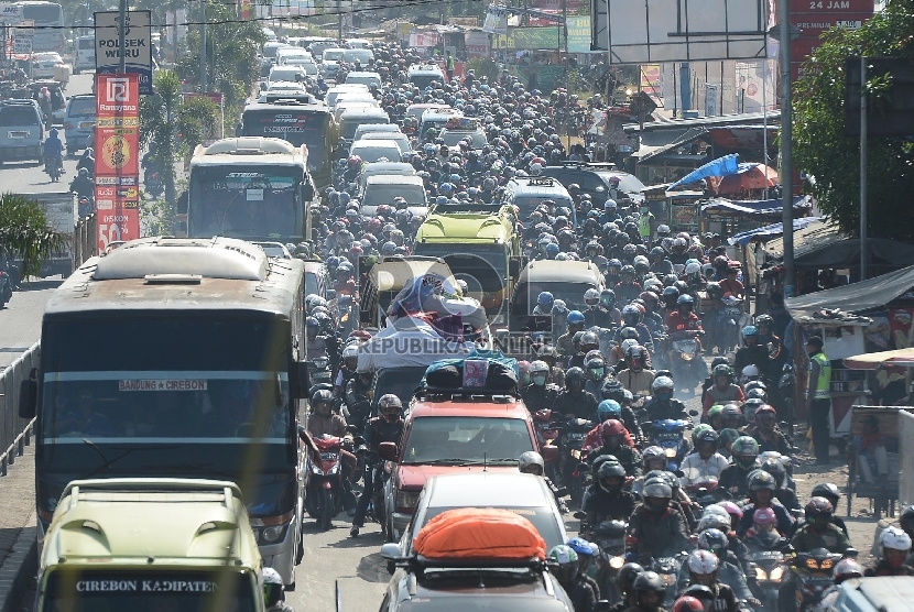 Ribuan pemudik motor memadati Kota Cirebon, Jawa Barat, Rabu (15/7). (Republika/Raisan Al Farisi)