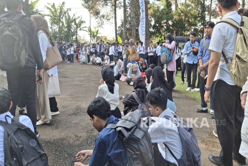 Ribuan Pencari Kerja Antre Panjang di Cara Job Fair 2025 di Jalan Kolonel Masturi, Desa Jambudipa, Kecamatan Cisarua, KBB, Selasa (17/6).