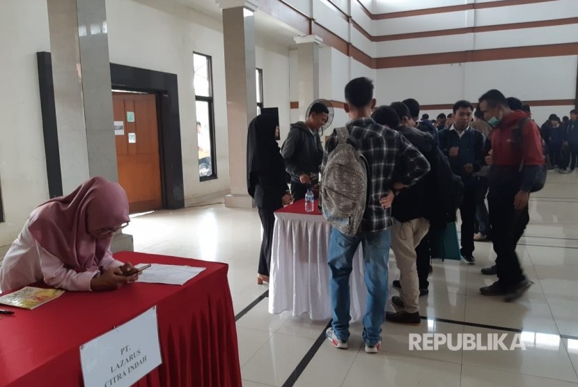 Ribuan pencari kerja memadati bursa kerja  yang diselenggarakan Kemenaker dan GP Ansor, di Gedong Sigrong Jl Siliwangi, Kabupaten Purwakarta, Kamis (8/11). 