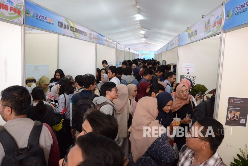 Ribuan pencari kerja memadati Job Fair Pameran Kesempatan Kerja Milenial Festival 2019, di halaman Disnakertrnas Provinsi Jawa Barat, Jalan Soekarno Hatta, Kota Bandung, Rabu (11/12). 