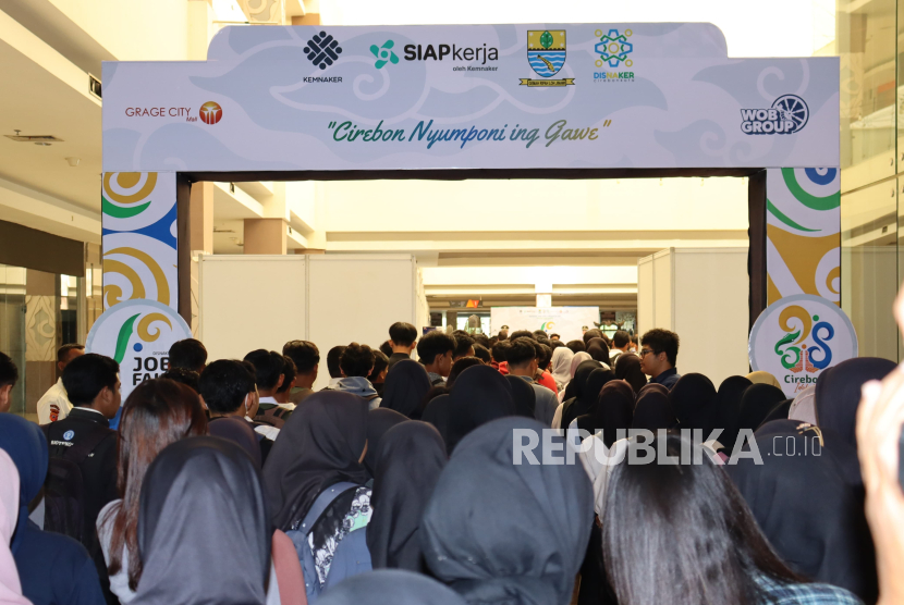 Ribuan pencari kerja menyerbu Job Fair 2025 yang digelar oleh Pemkot Cirebon di Grage City Mall, Rabu (23/7/2025). 