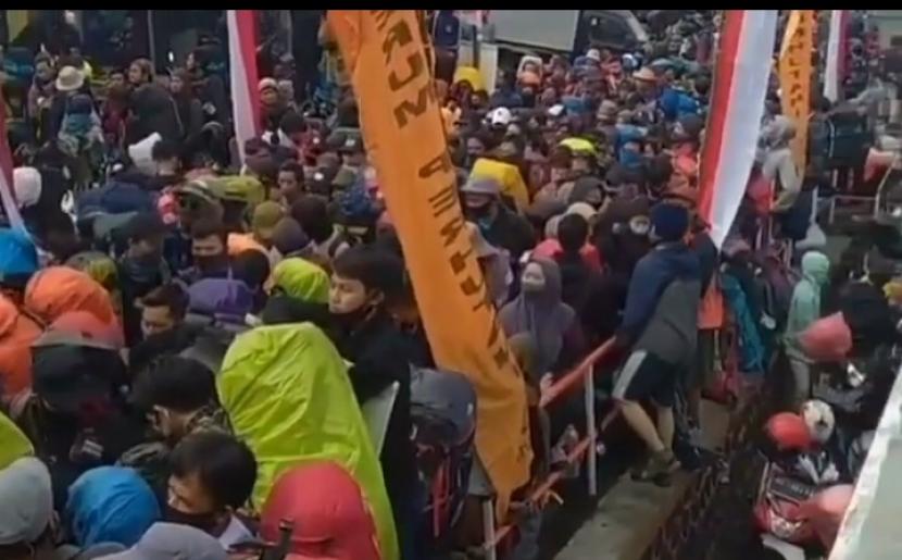 Ribuan Pendaki Gunung Lawu yang ingin merayakan HUT RI ke 75 di Puncak Lawu. 