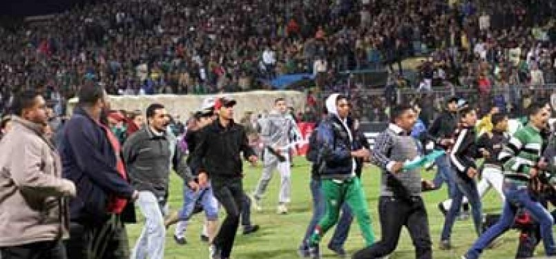 Ribuan pendukung Al Masry tiba-tiba merangsek masuk ke dalam lapangan untuk merayakan kemenangan. Ironis, mereka merayakan suka cita dengan menyerang polisi, pemain, dan pendukung Al Ahly.