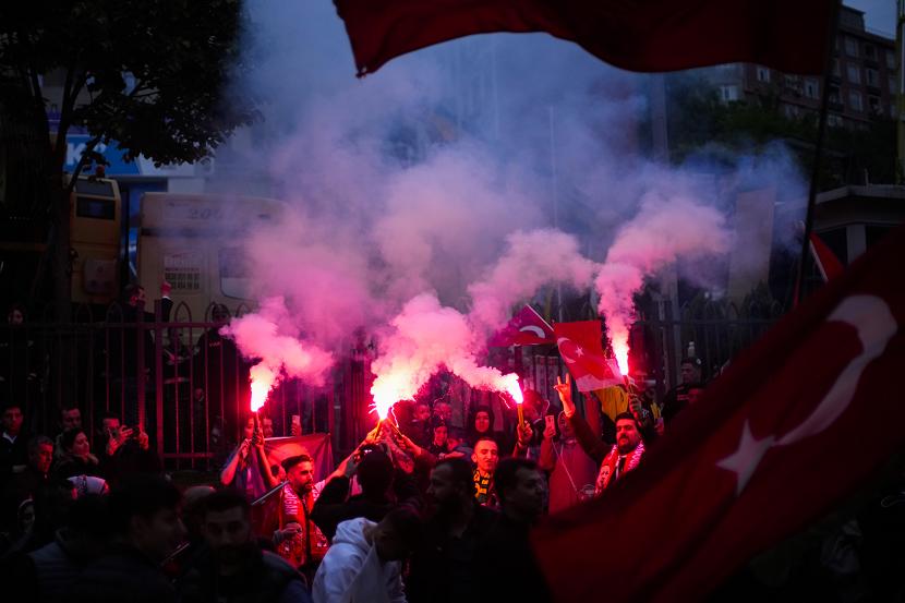 Ribuan pendukung Erdogan memenuhi kantor pusat partainya di Ankara. Mereka memainkan lagu-lagu partai dari pengeras suara, mengibarkan bendera dan poster Erdogan. Beberapa orang menari di jalan.