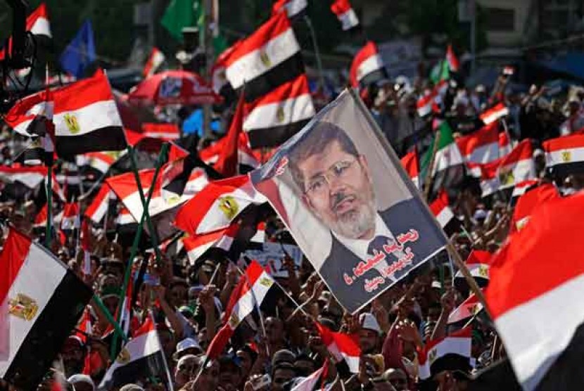  Ribuan pendukung Presiden Mohammed Morsi Islam menggelar aksi unjuk rasa di Nasser City, Kairo, Mesir, Ahad (30/6).