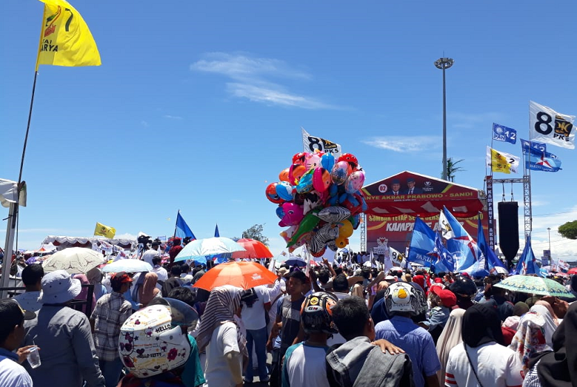 Ribuan Pendukung Sudah Ramaikan Kawasan Danau Cimpago Pantai Padang, Menanti Kedatangan Prabowo, Selasa (2/4)