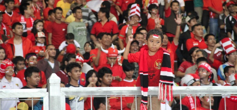 Ribuan pendukung tim Garuda Muda dari berbagai komunitas suporter tanah air yang memadati stadion GBK, jakarta, Minggu, (13/11). (Republika Online/Fafa)