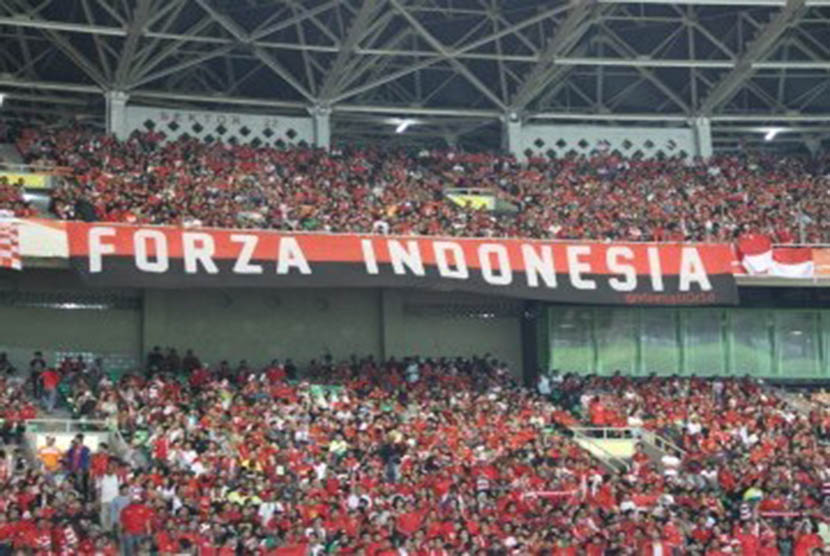 Ribuan pendukung Garuda Muda dari berbagai komunitas suporter Tanah Air yang memadati Stadion GBK, Jakarta. (Republika Online/Fafa)